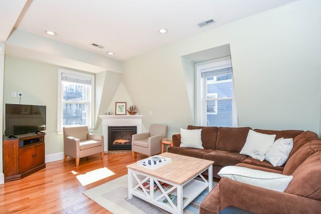 62 H St 3, Boston, MA 02127