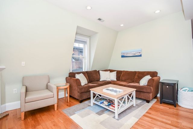 62 H St 3, Boston, MA 02127