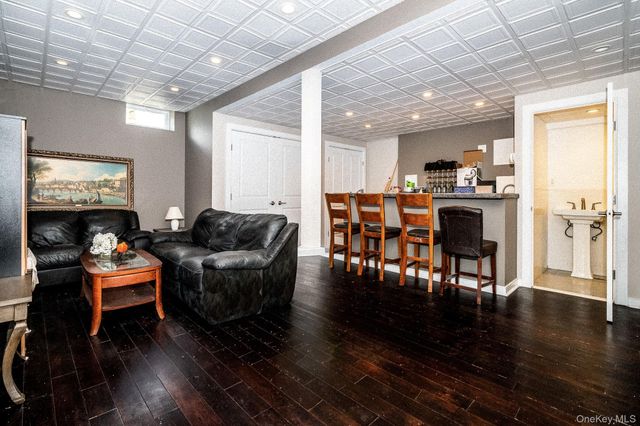 9 Primrose Avenue W, White Plains, NY 10607