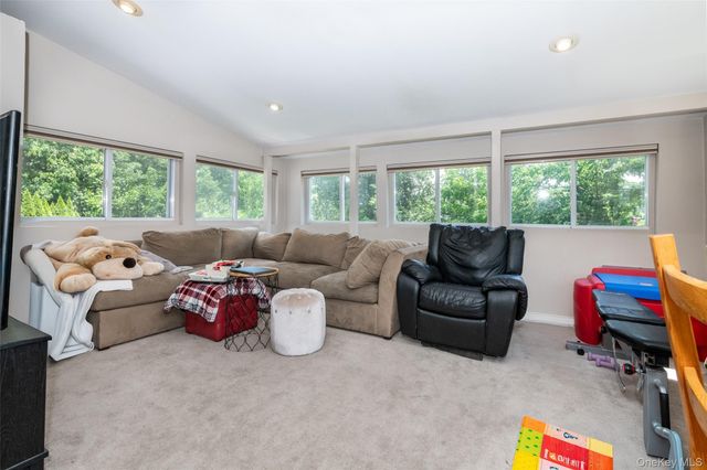 9 Primrose Avenue W, White Plains, NY 10607