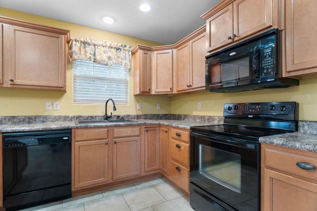 440 Hillbilly Lane, Hollister, MO 65672