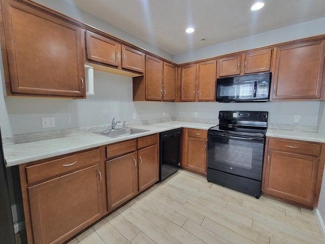 70 Oak Street Extension 3E, Brockton, MA 02301