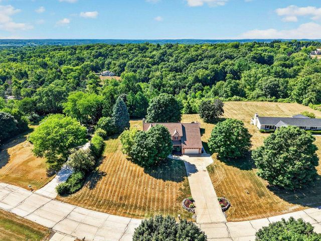 W248S6845 Sugar Maple Drive, Waukesha, WI 53189