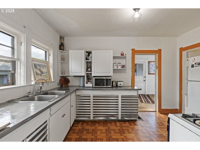 1566 Se MILL St, Roseburg, OR 97470
