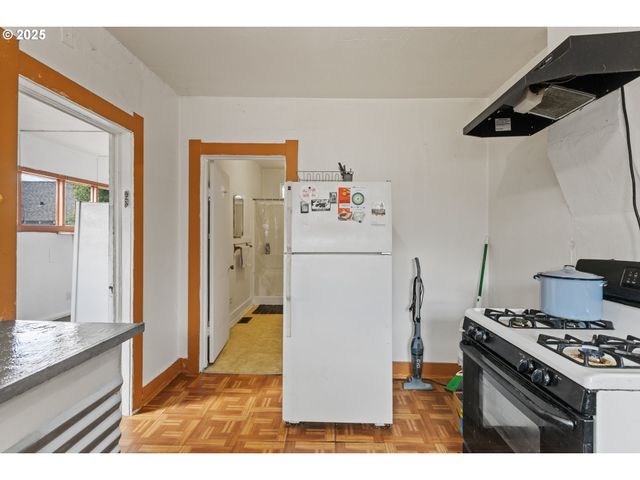 1566 Se MILL St, Roseburg, OR 97470