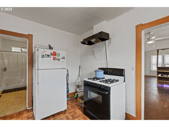 1566 Se MILL St, Roseburg, OR 97470