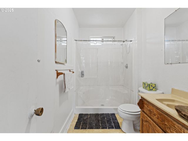 1566 Se MILL St, Roseburg, OR 97470