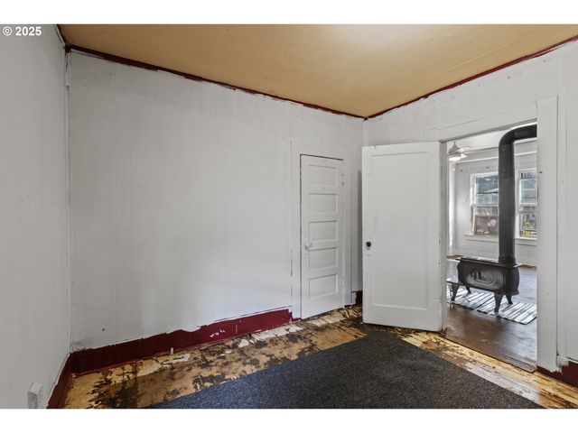 1566 Se MILL St, Roseburg, OR 97470