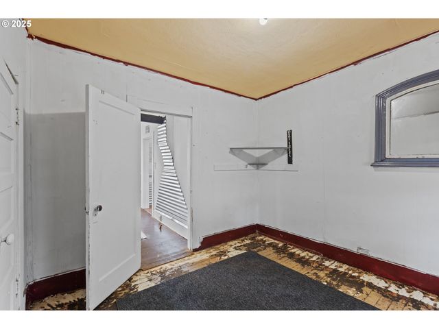 1566 Se MILL St, Roseburg, OR 97470