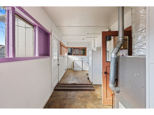 1566 Se MILL St, Roseburg, OR 97470