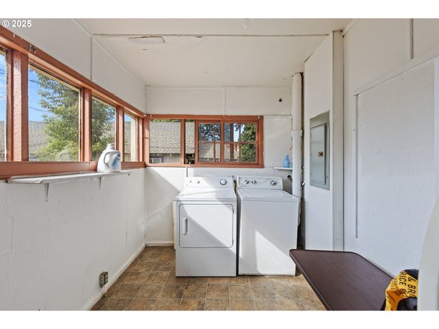 1566 Se MILL St, Roseburg, OR 97470