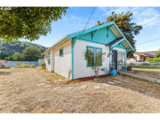1566 Se MILL St, Roseburg, OR 97470