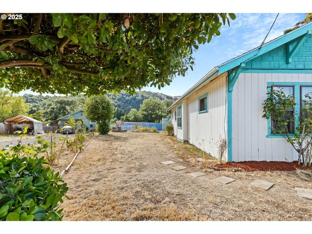 1566 Se MILL St, Roseburg, OR 97470