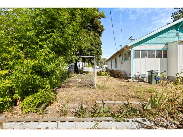 1566 Se MILL St, Roseburg, OR 97470