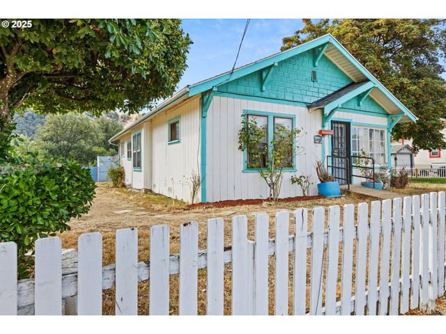 1566 Se MILL St, Roseburg, OR 97470