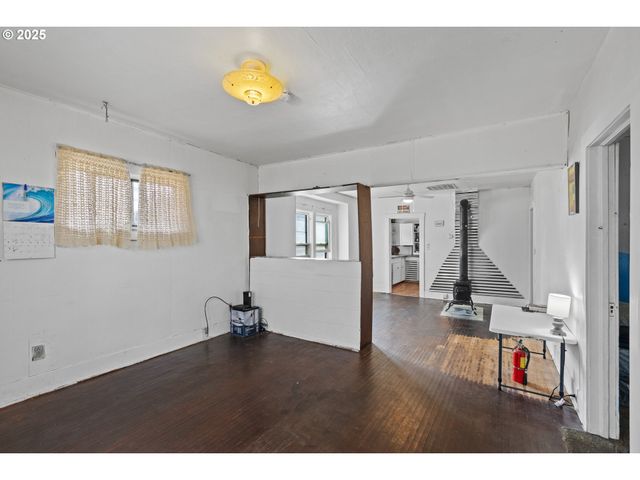1566 Se MILL St, Roseburg, OR 97470
