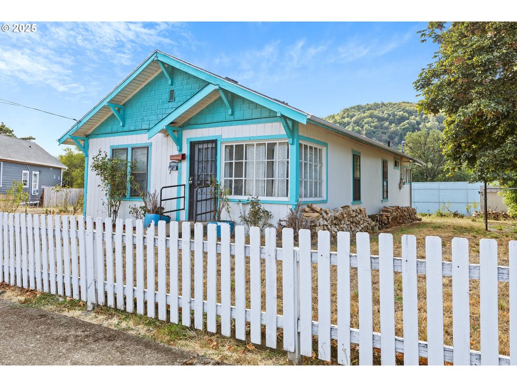 1566 Se MILL St, Roseburg, OR 97470