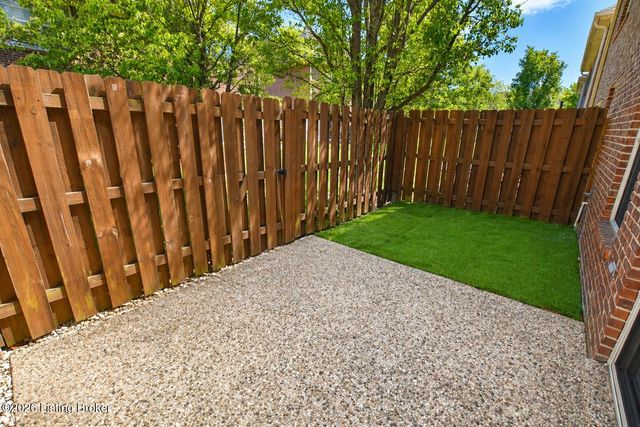 8601 Grand Neptune Dr, Louisville, KY 40228