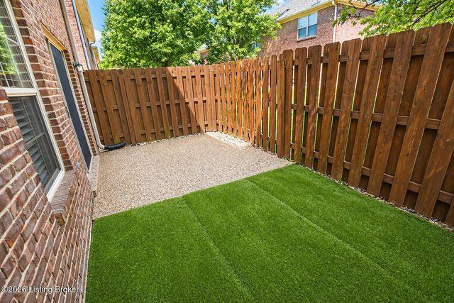 8601 Grand Neptune Dr, Louisville, KY 40228