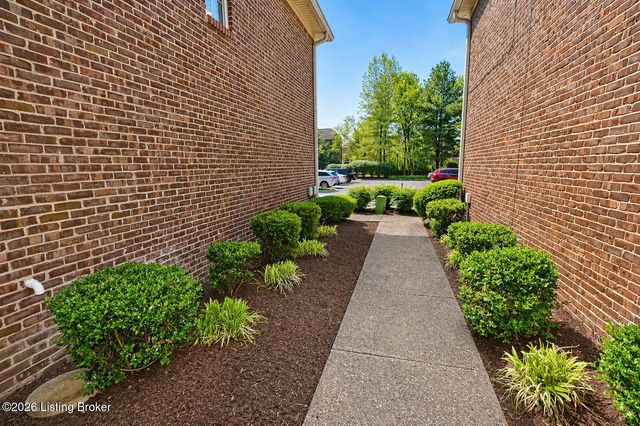 8601 Grand Neptune Dr, Louisville, KY 40228