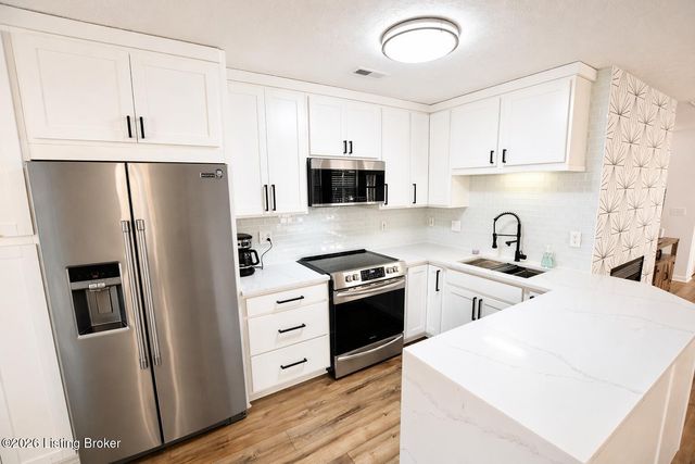 8601 Grand Neptune Dr, Louisville, KY 40228