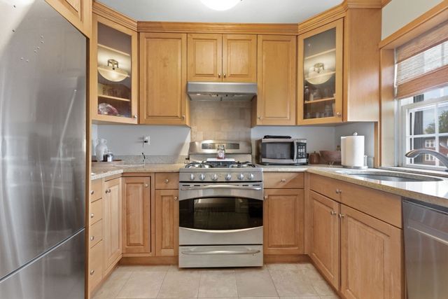 9 Lennon Ct 13, Boston, MA 02127