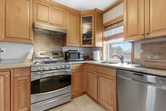 9 Lennon Ct 13, Boston, MA 02127