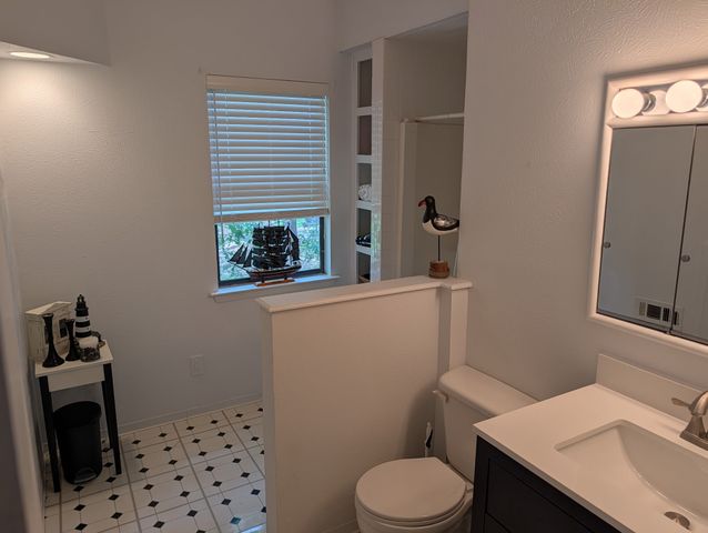 155 Lake Drive, Enchanted Oaks, TX 75156