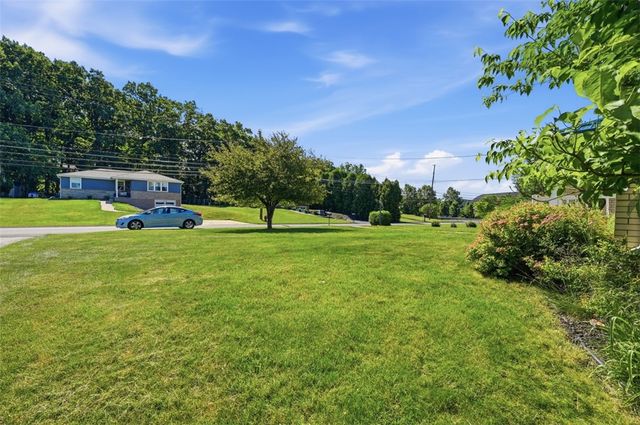 9117 Plateau Dr, Mccandless, PA 15237