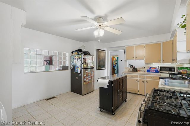 2444 Anders Drive, Waterford, MI 48329
