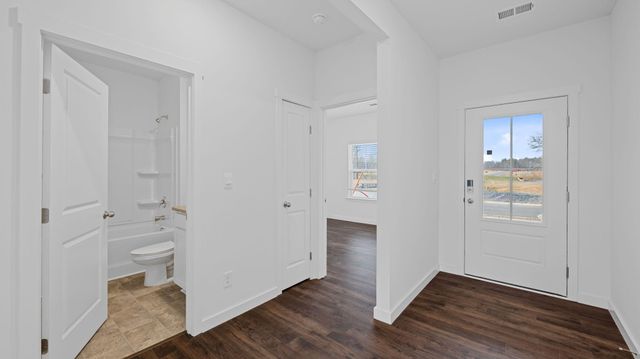 8471 Bright Water Dr, Ooltewah, TN 37363