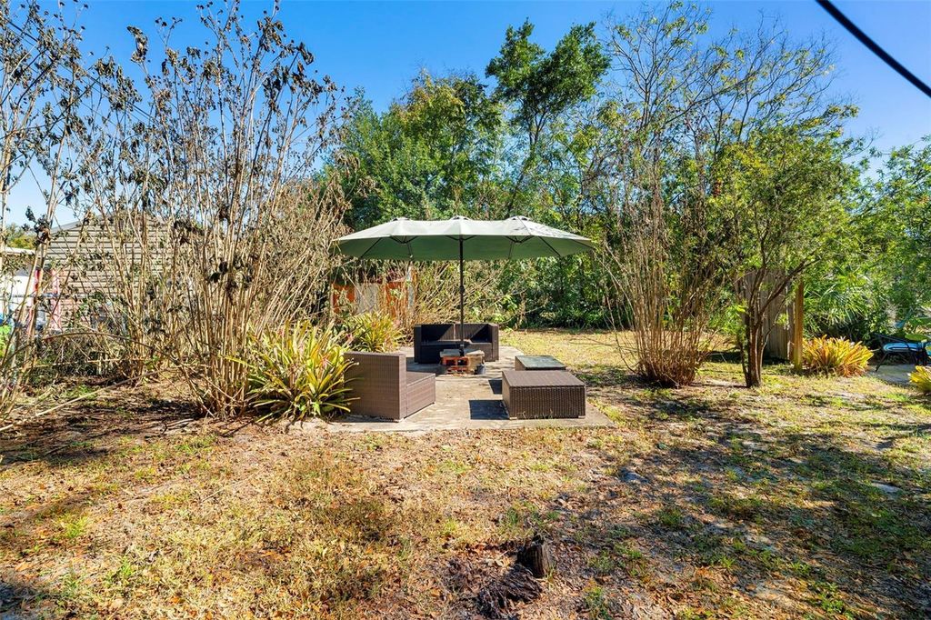 Image 10 of property listing at 205 E KENTUCKY AVENUE, Deland, FL 32724