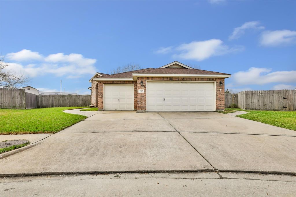 7507 Omaha Drive, Baytown, TX 77521