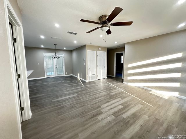 8426 Glen Ct, San Antonio, TX 78239