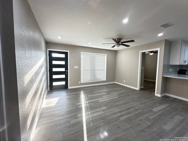 8426 Glen Ct, San Antonio, TX 78239
