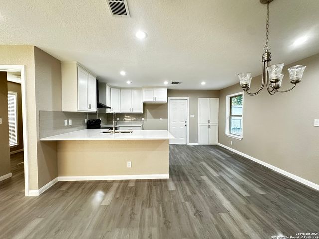 8426 Glen Ct, San Antonio, TX 78239