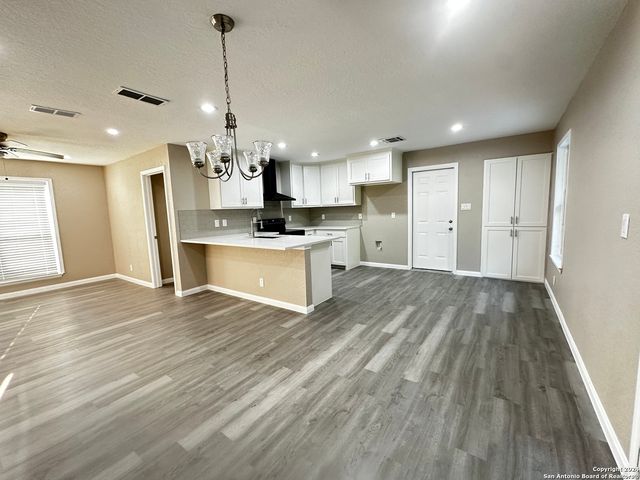 8426 Glen Ct, San Antonio, TX 78239