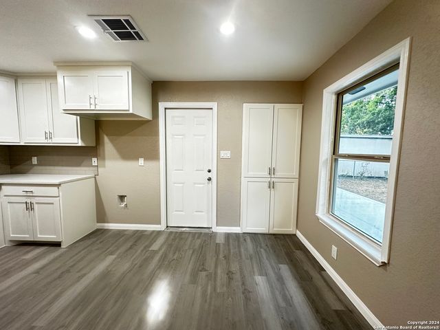 8426 Glen Ct, San Antonio, TX 78239
