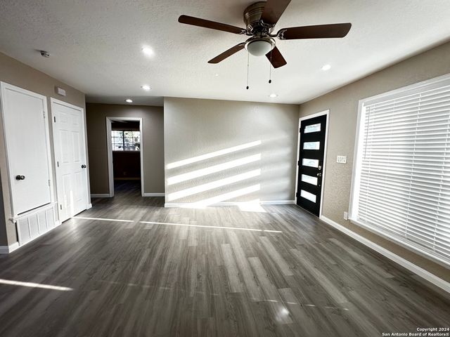8426 Glen Ct, San Antonio, TX 78239