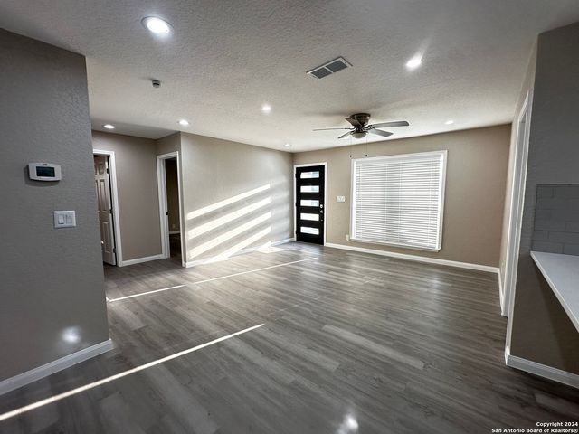 8426 Glen Ct, San Antonio, TX 78239