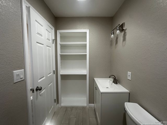 8426 Glen Ct, San Antonio, TX 78239