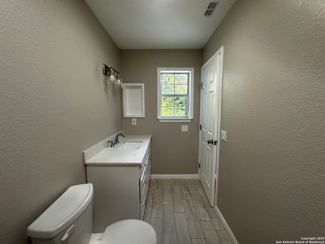 8426 Glen Ct, San Antonio, TX 78239