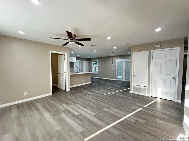8426 Glen Ct, San Antonio, TX 78239