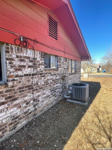 609 Bow, Kerrville, TX 78028