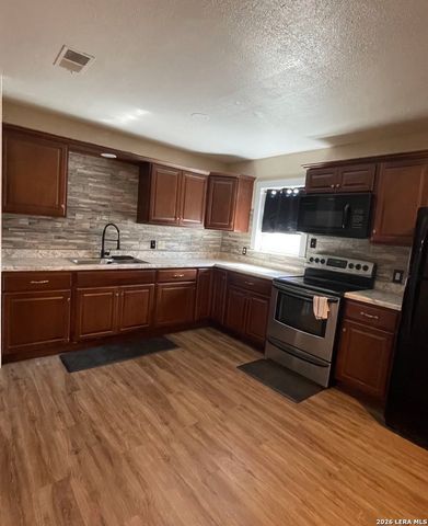 609 Bow, Kerrville, TX 78028