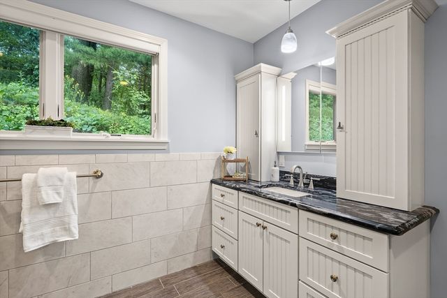 9 Hammersmith Dr, Saugus, MA 01906