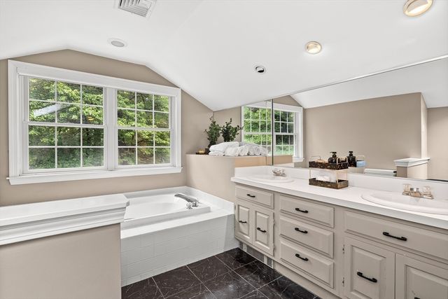 9 Hammersmith Dr, Saugus, MA 01906