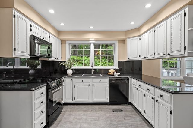 9 Hammersmith Dr, Saugus, MA 01906