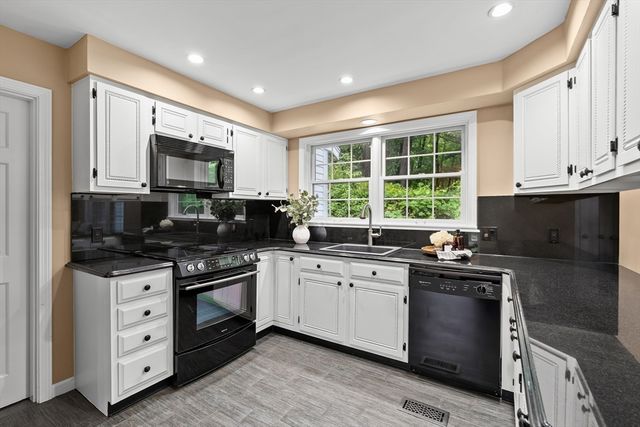 9 Hammersmith Dr, Saugus, MA 01906