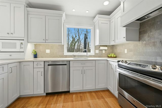 10 Woodhull Road, East Setauket, NY 11733